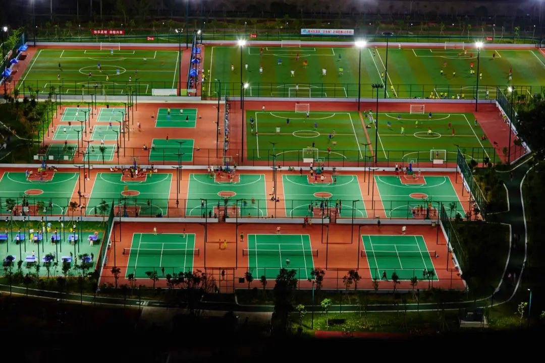 共享篮球场在城市社区广泛铺开,方便群众体育 共享篮球场在城市社区广泛铺开,方便群众体育